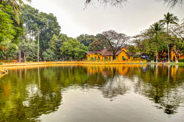 les jardins et les bâtiments du mausolée de ho chi minh à hanoi vietnam - vietnam travel destinations ho chi minh city ho chi minh photos et images de collection