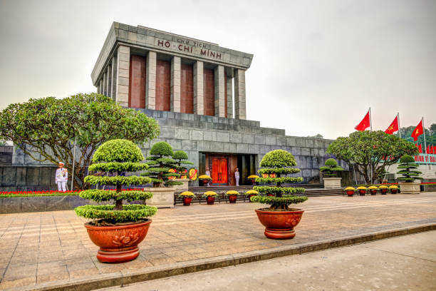 les jardins et les bâtiments du mausolée de ho chi minh à hanoi vietnam - vietnam travel destinations ho chi minh city ho chi minh photos et images de collection