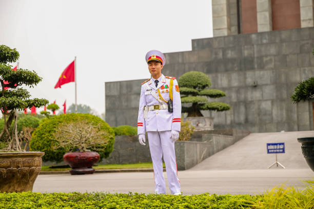 un garde en uniforme de cérémonie au mausolée de ho chi minh à hanoi vietnam - vietnam travel destinations ho chi minh city ho chi minh photos et images de collection