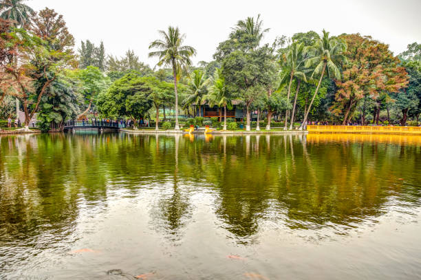 les jardins et les bâtiments du mausolée de ho chi minh à hanoi vietnam - vietnam travel destinations ho chi minh city ho chi minh photos et images de collection