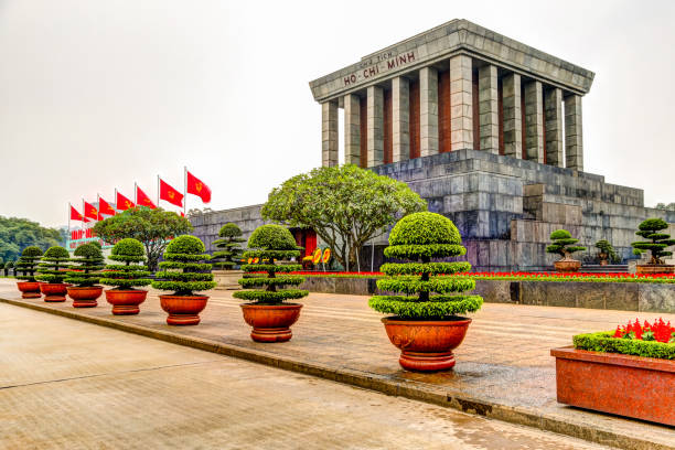 les jardins et les bâtiments du mausolée de ho chi minh à hanoi vietnam - vietnam travel destinations ho chi minh city ho chi minh photos et images de collection