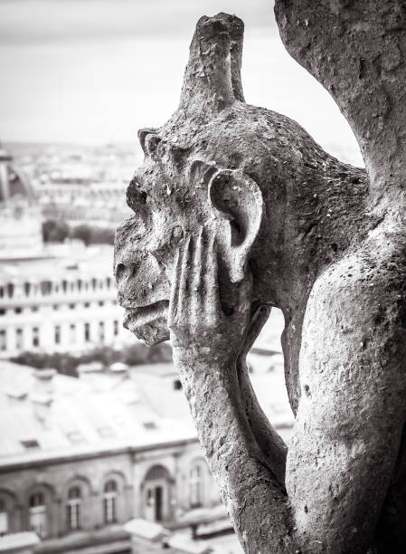 cathédrale notre-dame de paris en noir et blanc, paris, france. statue de chimère mélancolique comme gros plan de gargouille gothique. - church close up paris france gothic style photos et images de collection