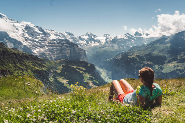 туристка с панорамным видом на швейцарские альпы - jungfrau eiger monch bernese oberland стоковые фото и изображения