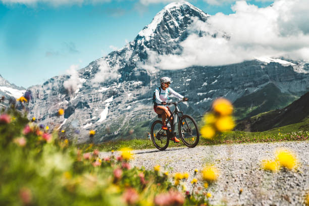 산악 자전거 트레일에서 자전거를 타는 여성 - jungfrau switzerland hiking bernese oberland 뉴스 사진 이미지