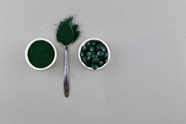 blog-1-1 Green algae in powder and pills