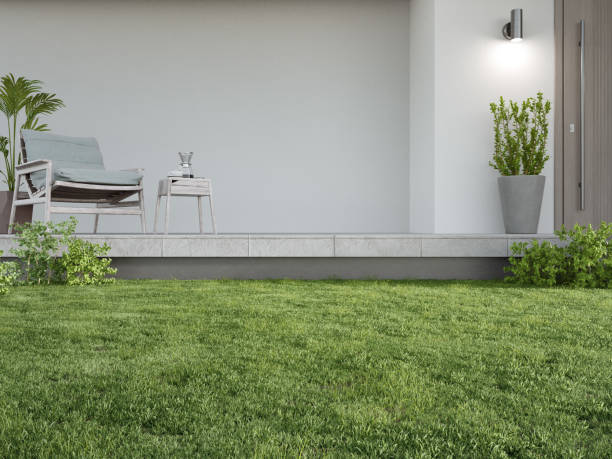 nuova casa con poltrona su terrazza in cemento e muro bianco vuoto. - house garden foto e immagini stock