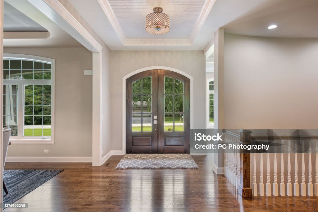 Welcome to this bright home with an open floor plan Hardwood flooring and detailed ceiling Entrance Hall Stock Photo