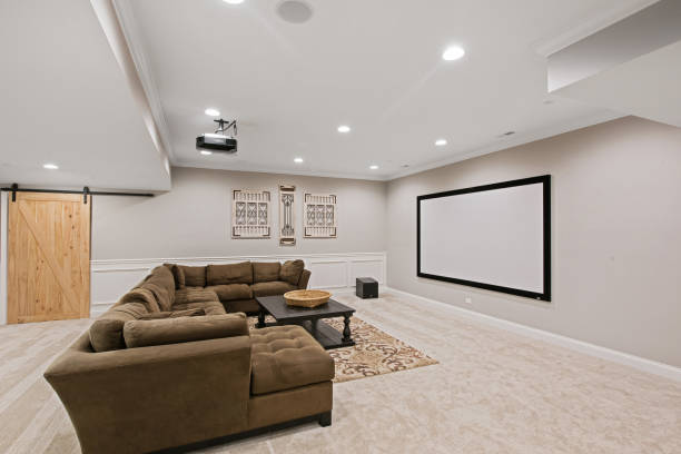 Huge screen in basement theater area ready for family movies Projector screen and comfortable seating in spacious basement room recessed light stock pictures, royalty-free photos & images