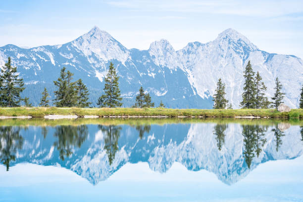 widok na krajobraz jeziora górskiego - spring wetterstein mountains water river zdjęcia i obrazy z banku zdjęć