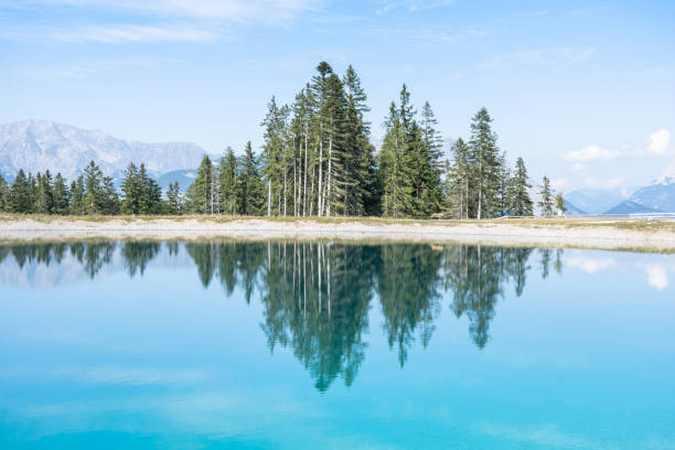 widok na krajobraz jeziora górskiego - spring wetterstein mountains water river zdjęcia i obrazy z banku zdjęć