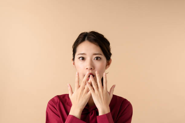 驚いた若い女性。 - 驚く ストックフォトと画像