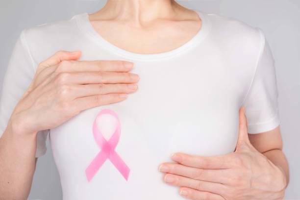 世界乳がんデーコンセプト、ヘルスケア - 女性は意識のためにピンクのリボンでピンクのtシャツを着て、女性の乳房腫瘍の病気で暮らす人々に象徴的な弓の色を上げました - world service ストックフォトと画像