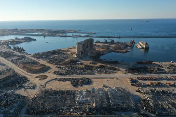 esplosione del porto di beirut - fiume vistola foto e immagini stock