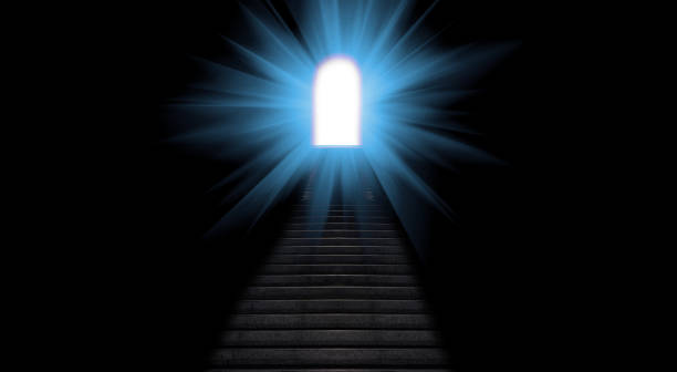 концепция надежды и существуют образом. темная лестница показать способы существовать источник солнечного света - way out sign стоковые фото и изображения