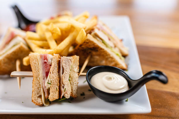 delizioso panino al club - club sandwich sandwich french fries turkey foto e immagini stock