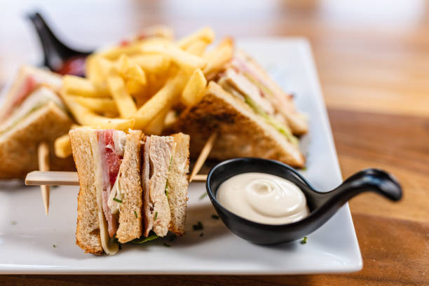 вкусный клубный сэндвич - club sandwich sandwich french fries turkey стоковые фото и изображения