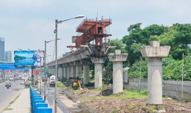 construction du pont ferroviaire du métro de kolkata près de science city, kolkata - bridge incomplete construction building activity photos et images de collection