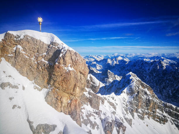 topo de zugspitze, alemanha - mountain zugspitze mountain mountain peak scenics - fotografias e filmes do acervo