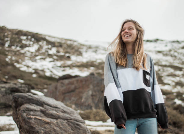 giovane donna in cima alla montagna con la neve sorridente e felice. freddo - snowboarding snowboard women teenager foto e immagini stock
