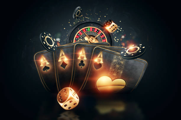 стокові фото, фото роялті-фрі та зображення на тему креативний шаблон покеру, фоновий дизайн із золотими гральними картами та фішками для покеру на темному тлі. концепція казино, азартні ігри - казино