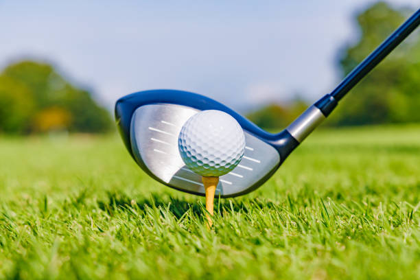 golfplatz mit schönem frischem grün - golf golf ball tee green stock-fotos und bilder