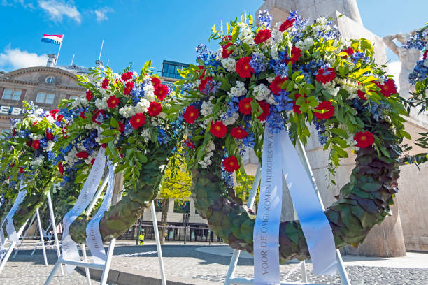 kränze am nationaldenkmal anlässlich des gedenkens an den zweiten weltkrieg in amsterdam ( niederlande - dam stock-fotos und bilder