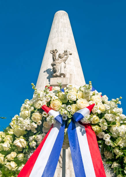 wreath from king willem alexander and queen maxima from the netherlands at the national monument on occasion of remembrance of the worldwar ii  in amsterdam the netherlands - worldwar ii imagens e fotografias de stock