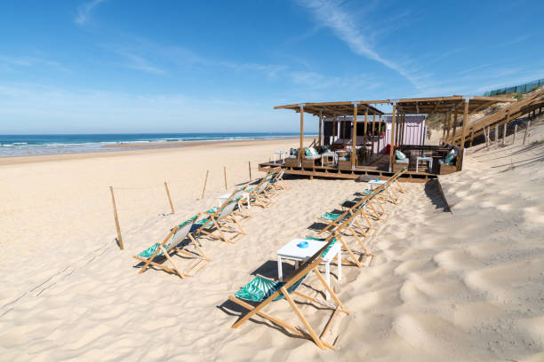 la playa de mimizan en la costa atlántica francesa - mimizan fotografías e imágenes de stock