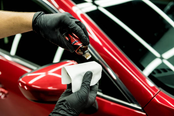 auto-service-arbeiter, der nano-beschichtung auf ein auto-detail auftragen. - glass car repairing auto repair shop stock-fotos und bilder