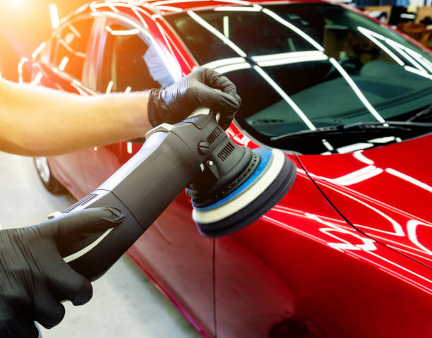 o trabalhador do serviço de carro polir os detalhes de um carro com polidor orbital. - polishing car - fotografias e filmes do acervo