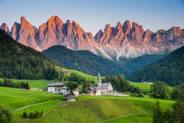 enrosadira in val di funes - alpenglow imagens e fotografias de stock