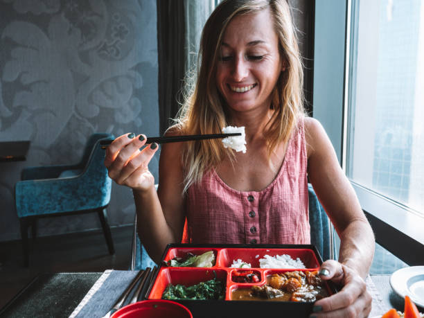 kobieta jedząca bento - bento box lunch healthy lifestyle zdjęcia i obrazy z banku zdjęć