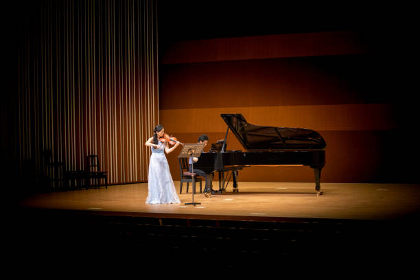 concierto de violín y piano - violin women violinist music fotografías e imágenes de stock