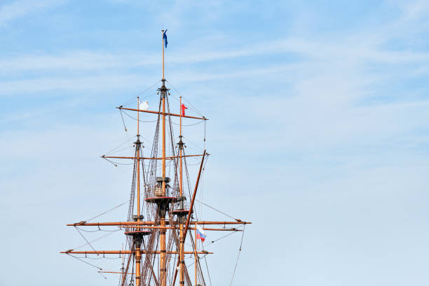 albero a vela della nave, copia lo spazio. - crows nest foto e immagini stock