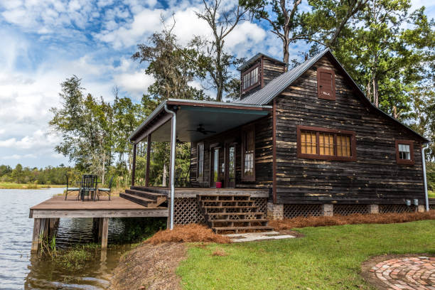 vue latérale de l’extérieur d’une maison de camp rustique rurale en bois utilisée pour la pêche et la chasse. la maison est située sur un grand étang - 2271 photos et images de collection