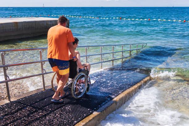 silla de ruedas para nadadores discapacitados - physical impairment wheelchair disabled accessibility fotografías e imágenes de stock