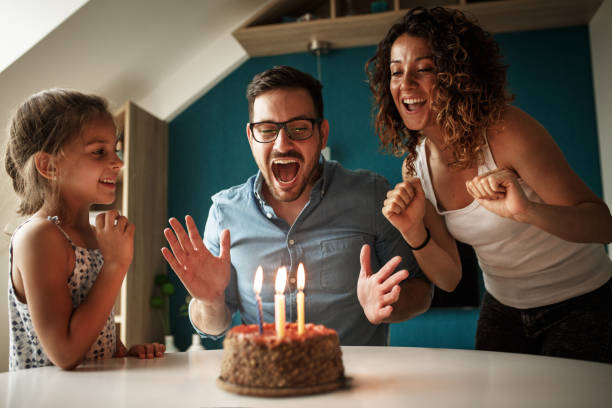 il compleanno del padre. - birthday family party cake foto e immagini stock