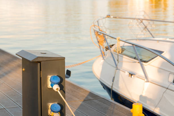 ładowanie baterii łodzi w marinie - nautical vessel moored yacht harbor zdjęcia i obrazy z banku zdjęć