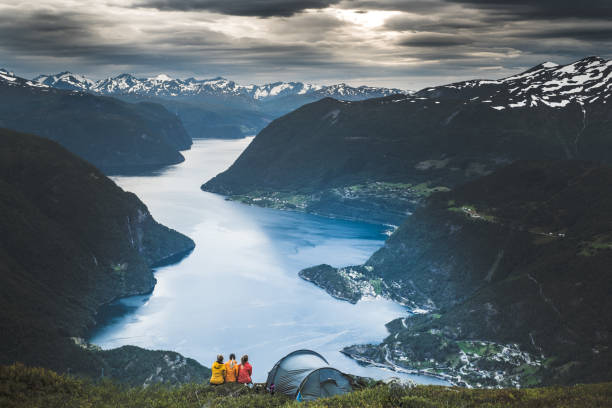 tres chicas en la naturaleza en noruega. - mountain mountain range norway fjord fotografías e imágenes de stock