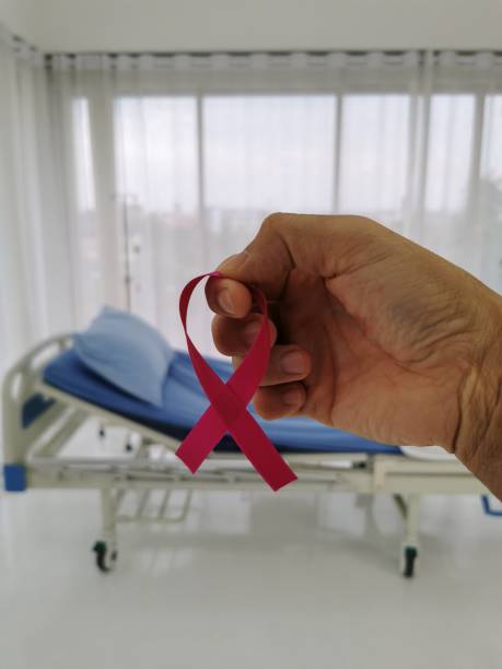 cinta rosa con hospital malo para el paciente en el centro de atención médica. concepto de concienciación sobre el cáncer de mama. - breast cancer awareness fotografías e imágenes de stock
