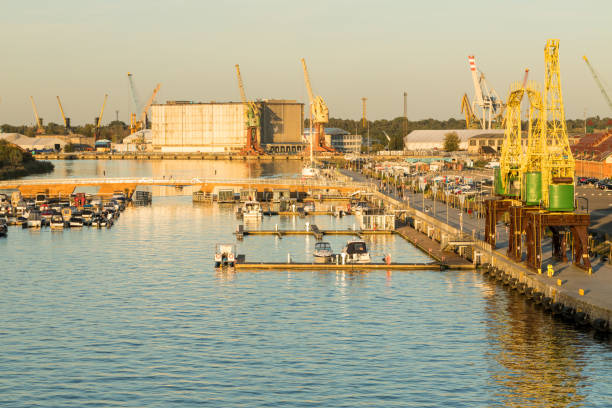 cais em szczecin. marina e porto à luz do pôr do sol. polônia - industry szczecin europe nautical vessel - fotografias e filmes do acervo