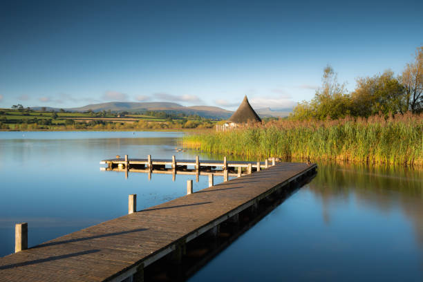 lac llangors, breacon beacons au lever du soleil - brecon beacons photos et images de collection