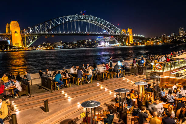 mangiare e bere a circular quay - opera bar foto e immagini stock