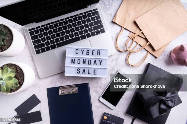 Lightbox Üzerinde Siber Pazartesi Satış Metni Çalışma Alanı Düz Üst Görünümü Yatıyordu Stok Fotoğraflar & Siber Pazartesi‘nin Daha Fazla Resimleri
