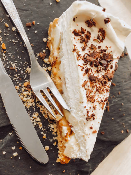 Banoffee pie with sea salted caramel cream and cookies crumbles dessert - fotografia de stock