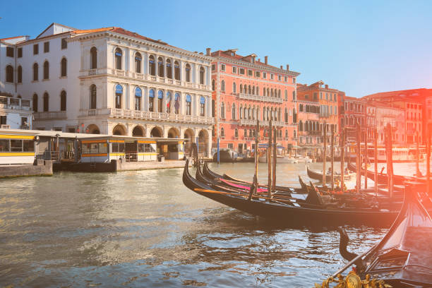 gondoles sur grand canal à venise, italie. fond romantique de voyage de venise - venice italy flash photos et images de collection