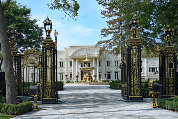 mansión palaciega con puertas doradas - bridle path fotografías e imágenes de stock