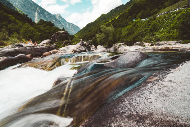 agua corriendo por las rocas - verzasca - riverbed switzerland valley stone fotografías e imágenes de stock