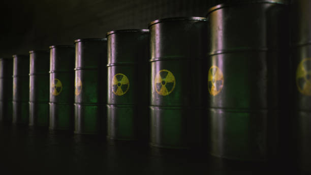 beczki z odpadami jądrowymi w kolejce, ikona radioaktywnej przestrogi, ikona odpadów - toxic waste radiation protection suit chemical protective suit zdjęcia i obrazy z banku zdjęć