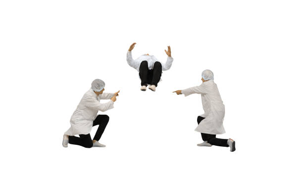 trzech mężczyzn lekarzy w białych szatach i czapkach ochronnych robi synchronizację - dancing dancer hip hop jumping zdjęcia i obrazy z banku zdjęć